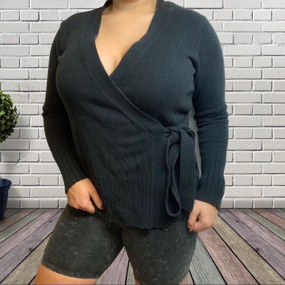 Daisy Fuentes solid Black Wrap V neck Long Sleeve cotton Sweater size L V neck - Picture 2 of 11